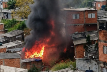 Incêndio destrói cinco residências em comunidade de Osasco na tarde de segunda