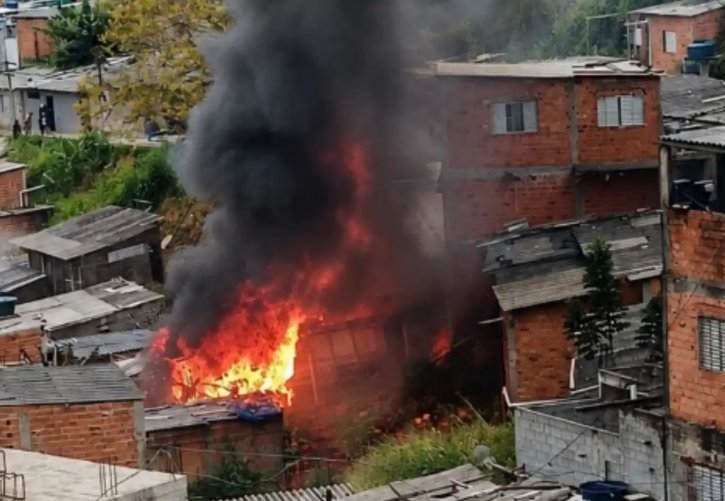 Incêndio destrói cinco residências em comunidade de Osasco na tarde de segunda