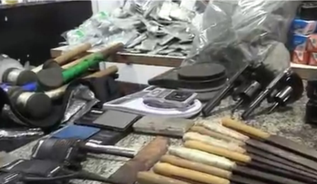 Dois homens morrem em troca de tiros com a PM dentro de centro de drogas em Itapevi