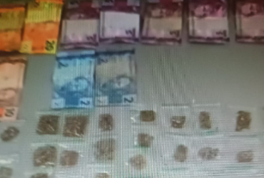 Polícia detém no Recanto Phrynea adolescente com mais de 140 porçoes de drogas