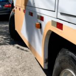 Caminhão trava ao tentar subir ladeira no centro de Barueri na manhã de quarta-feira