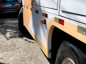Caminhão trava ao tentar subir ladeira no centro de Barueri na manhã de quarta-feira