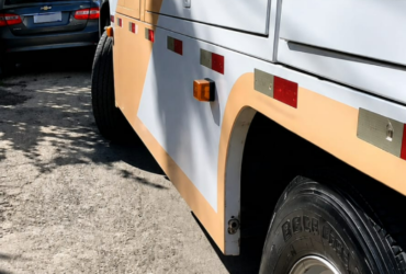 Caminhão trava ao tentar subir ladeira no centro de Barueri na manhã de quarta-feira