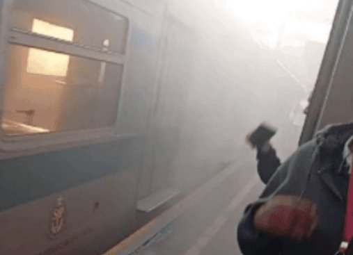 Em outra pane, trem da Linha 8-Diamante solta fumaça branca e tem de ser esvaziado