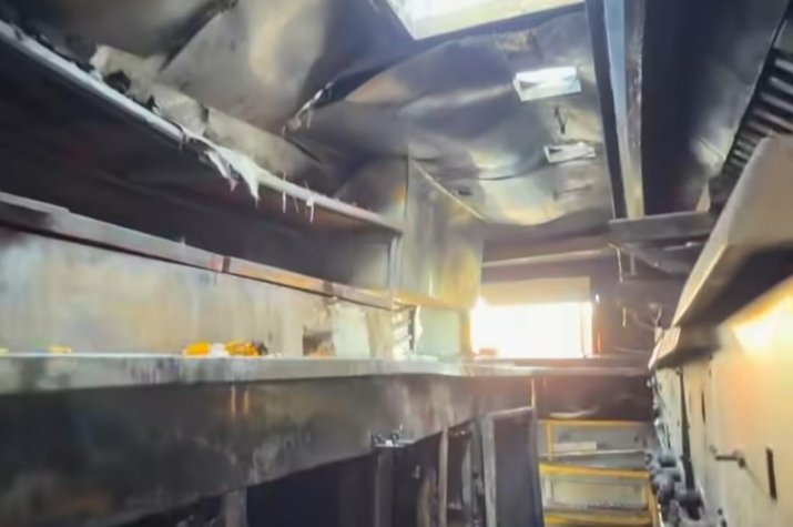 Incêndio atinge hamburgueria que funciona num ônibus no Parque dos Camargos