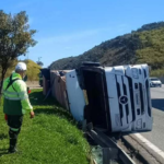 Carreta tomba no acesso da Castelo Branco para o Jardim Belval e interdita via
