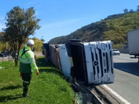 Carreta tomba no acesso da Castelo Branco para o Jardim Belval e interdita via