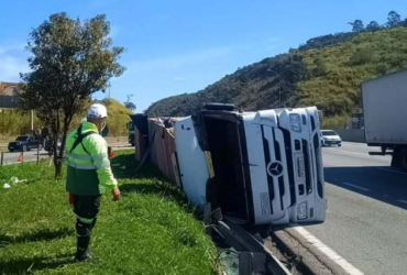 Carreta tomba no acesso da Castelo Branco para o Jardim Belval e interdita via