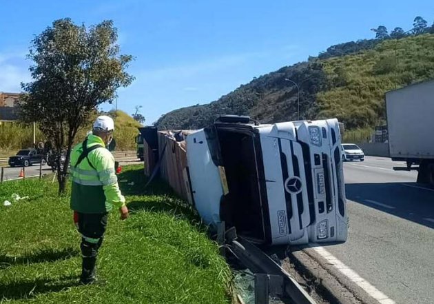 Carreta tomba no acesso da Castelo Branco para o Jardim Belval e interdita via