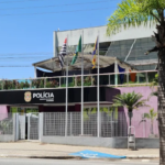 Homem é preso após usar os três filhos para ameaçar sua companheira