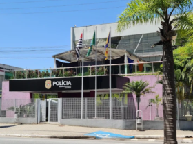 Homem é preso após usar os três filhos para ameaçar sua companheira