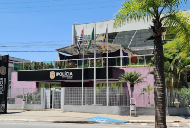 Homem é preso após usar os três filhos para ameaçar sua companheira