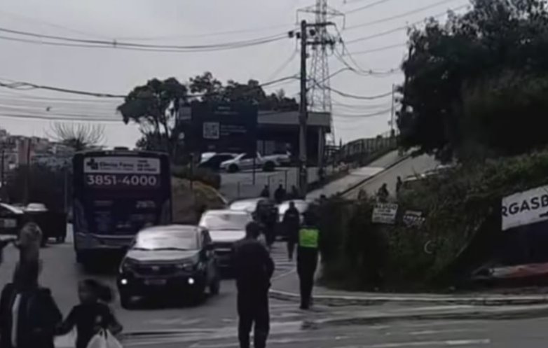 Choque com ônibus no Jadim do Líbano deixa motociclista ferido com gravidade