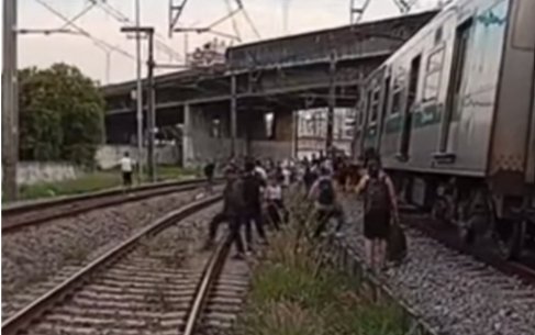 Trem da ViaMobilidade descarrila próximo à estação Comandante Sampaio