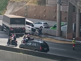 Acidente com carreta em Barueri causa congestionamento na Castelo Branco no domingo