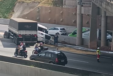 Acidente com carreta em Barueri causa congestionamento na Castelo Branco no domingo