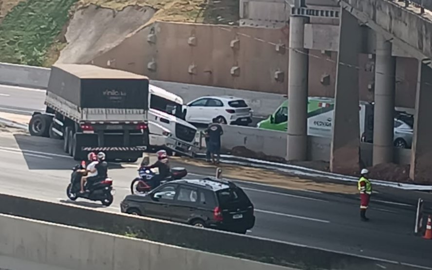 Acidente com carreta em Barueri causa congestionamento na Castelo Branco no domingo