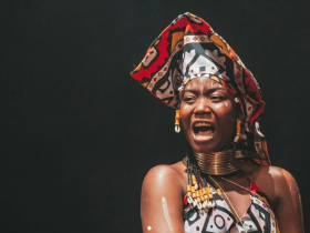 Praça das Artes apresenta a peça Ondas de Emoção, sobre angústias de uma mulher forte