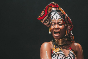 Praça das Artes apresenta a peça Ondas de Emoção, sobre angústias de uma mulher forte