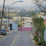 Homem morre baleado na porta de adega em Itapevi e namorada é ferida gravemente