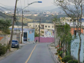 Homem morre baleado na porta de adega em Itapevi e namorada é ferida gravemente
