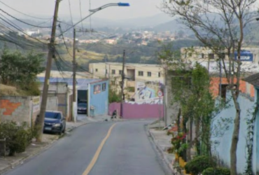 Homem morre baleado na porta de adega em Itapevi e namorada é ferida gravemente