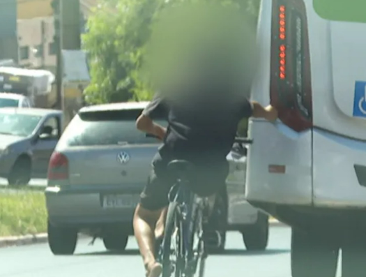 Jovem danifica ônibus ao ser impedido de pegar rabeira no Parque dos Camargos