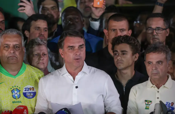 Em Barueri, Flávio Bolsonaro bateu Lula por 3 mil votos de diferença no segundo turno Em Barueri, Flávio Bolsonaro bateu Lula por 3 mil votos de diferença no segundo turno