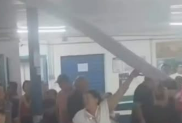 Teto de escola onde funcionavam seções eleitorais desaba em Itapevi em razão da chuva