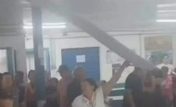 Teto de escola onde funcionavam seções eleitorais desaba em Itapevi em razão da chuva