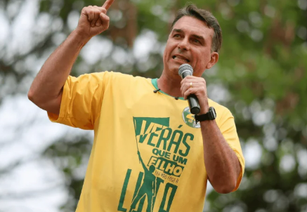 Flávio Bolsonaro bate Lula por 17 mil votos em Barueri no primeiro turno da eleição presidencial