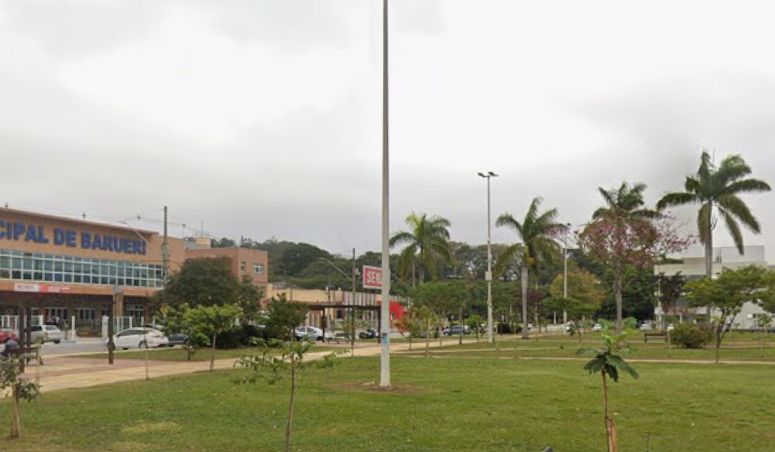 Apoiadores de Lula em Barueri realizam manifestação na Praça dos Estudantes na terça-feira, 13/10