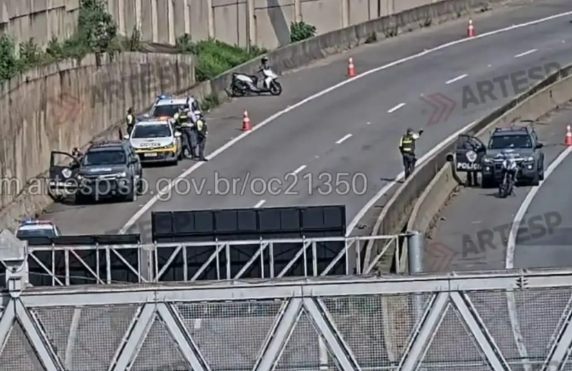 Homem em motocicleta roubada morre durante perseguição policial no Rodoanel Mário Covas Homem em motocicleta roubada morre durante perseguição policial no Rodoanel Mário Covas