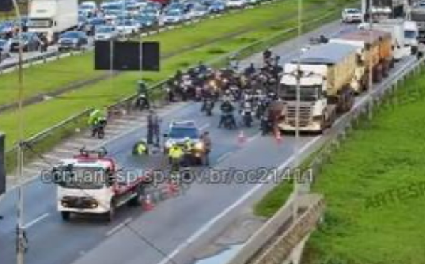 Motociclista morre na rodovia Castelo Branco ao cair na pista e ser atropelado por caminhão Motociclista morre na rodovia Castelo Branco ao cair na pista e ser atropelado por caminhão