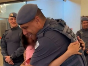Menina sequestrada pelo pai encontra policial que a resgatou: "Voce foi o único que me entendeu"