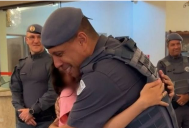 Menina sequestrada pelo pai encontra policial que a resgatou: "Voce foi o único que me entendeu"