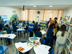 Escola básica de Jandira ganha biblioteca com 1,2 mil livros e equipamentos de pesquisa