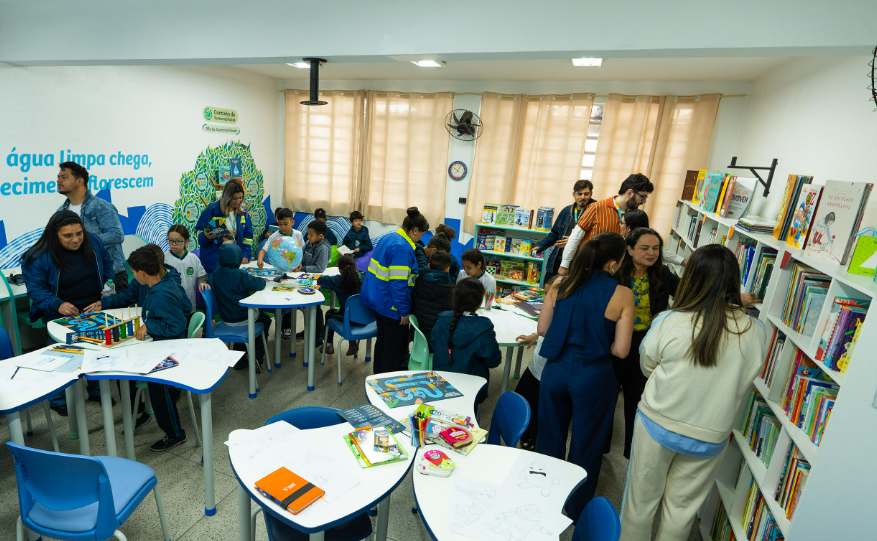 Escola básica de Jandira ganha biblioteca com 1,2 mil livros e equipamentos de pesquisa