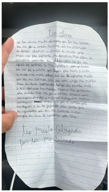 Menina sequestrada pelo pai encontra policial que a resgatou: "Voce foi o único que me entendeu"
