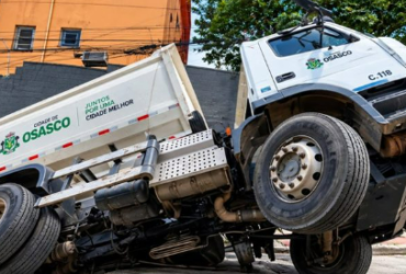 Asfalto cede, cratera se abre e engole caminhão de coleta de lixo em Osasco