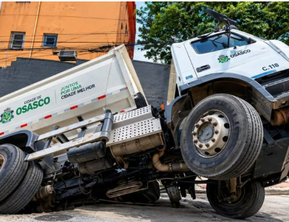 Asfalto cede, cratera se abre e engole caminhão de coleta de lixo em Osasco